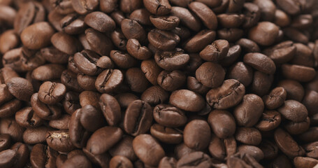 Obraz premium closeup coffee beans falling into bowl