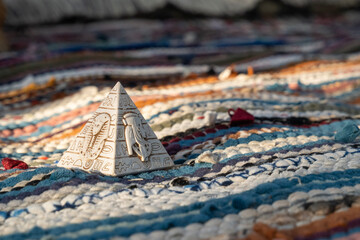 pamiątkowa piramida na tle ręcznie tkanego materiałowego ręcznika  © siwyk