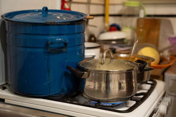 Garczki podgrzewane ogniem na kuchence gazowej – gotowanie w domowej kuchni © siwyk