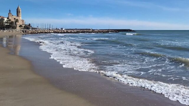 Playa de Sitges con la iglesia al fondo