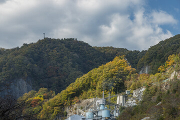 日本　岡山県新見市井倉にある井倉峡の絶壁と紅葉