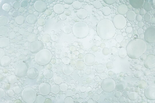 Gocce di olio in sospensione in soluzione con acqua e solvente 