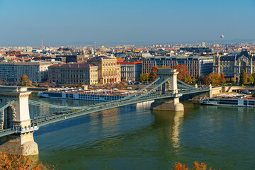 Obraz premium Budapest cityscape, panoramic view of the city and the Danube River with chain bridge and beautiful architecture in the autumn season