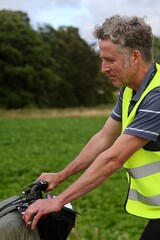 Mann f&auml;hrt Fahrrad in einer Leuchtweste