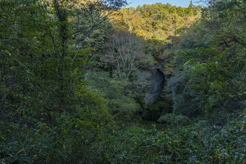 日本 岡山県新見市草間にある巨大な天然橋と鍾乳洞である羅生門の第一門