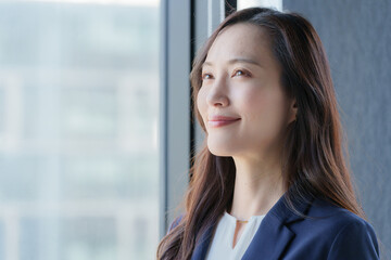 Fototapeta premium オフィスで働くビジネスパーソン女性