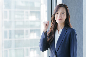 Fototapeta premium オフィスで働くビジネスパーソン女性