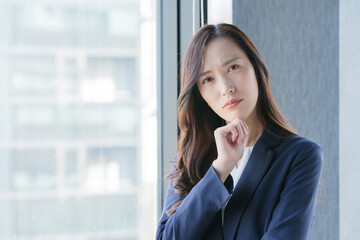 Fototapeta premium オフィスで働くビジネスパーソン女性