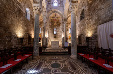 Obraz premium The interior of the church of San Cataldo is captivating with its Norman simplicity and the artistic mosaic floor