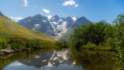Obraz premium Mountain river flowing through alpine landscape
