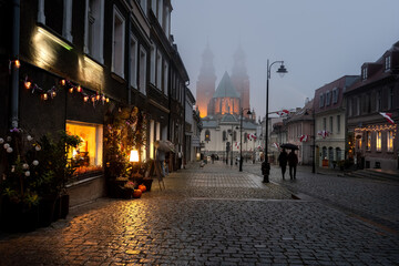Obraz premium Central Church View With Street And Cafe