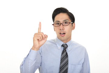 空間を指さすビジネスマン