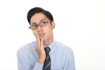 考え事をするビジネスマン