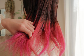 毛先カラーをした若い女性の髪の毛 © 琢也 栂