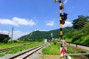 線路と踏切 水の生まれる郷 「清らかな空気と美しい緑に包まれた駅」 南阿蘇村(立野駅) Railroad Tracks and Crossings The Home of Water "A Station Surrounded by Pure Air and Beautiful Greenery" Minamiaso Village (Tateno Station)