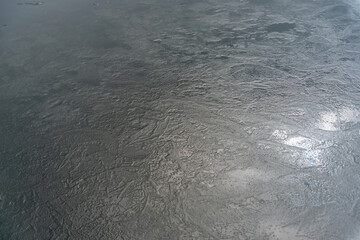 얼어 붙은 강물 위의 얼음 질감