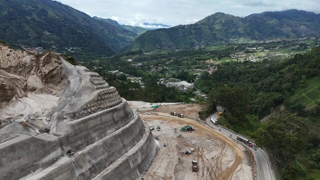 Video a&eacute;reo tomado con drone en zona rural de Amag&aacute;, Antioquia, en la que se observan los trabajos de ingenier&iacute;a que se realizan en " La Arenera" , con motivo de la construcci&oacute;n del Proyecto Pac&iacute;fico 