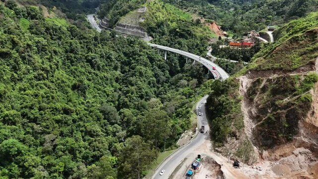 Video a&eacute;reo tomado con drone en zona rural de Amag&aacute;, Antioquia, en la que se observan los trabajos de ingenier&iacute;a que se realizan en " La Arenera" , con motivo de la construcci&oacute;n del Proyecto Pac&iacute;fico 