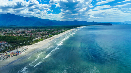 Fotografia aérea da Praia de Boraceia em Bertioga mostrando a faixa de areia extensa e o horizonte marítimo no litoral de São Paulo. © RNL Fotografia