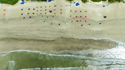 Vista aérea da Praia de Boraceia com banhistas distribuídos pela faixa de areia e pelo mar, destacando o cenário típico de verão no litoral norte de São Paulo. © RNL Fotografia