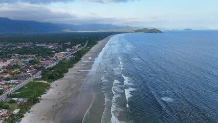 Vista aérea da Praia de Boraceia em Bertioga SP com mar azul, extensa faixa de areia e vegetação preservada no litoral norte de São Paulo. © RNL Fotografia