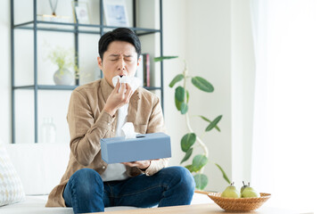 花粉症のミドルの男性