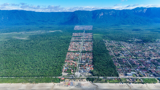 Vista a&eacute;rea de loteamento residencial na orla da Praia de Boraceia em Bertioga litoral de S&atilde;o Paulo mostrando ocupa&ccedil;&atilde;o urbana pr&oacute;xima ao mar e vegeta&ccedil;&atilde;o costeira.