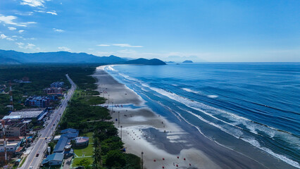Vista panorâmica aérea da Praia de Boraceia em Bertioga revelando litoral paulista, vegetação litorânea, área urbana e extensa orla marítima © rafaelnlins