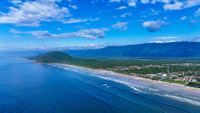 Vis&atilde;o a&eacute;rea da Praia de Boraceia, em Bertioga, no litoral norte de S&atilde;o Paulo, destacando a extensa faixa de areia, o mar e a vegeta&ccedil;&atilde;o preservada ao longo da orla.