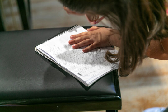 libro, ni&ntilde;o, alumna, mujer, lectura, estudiar, educaci&oacute;n, centros, deberes, leer, aprendizaje, persona, aprender, escribir, trabajar, mesa