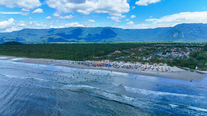 Imagem aérea da Praia de Boraceia com mar calmo e longa faixa de areia, representando destino turístico e paisagem natural no litoral de São Paulo © rafaelnlins