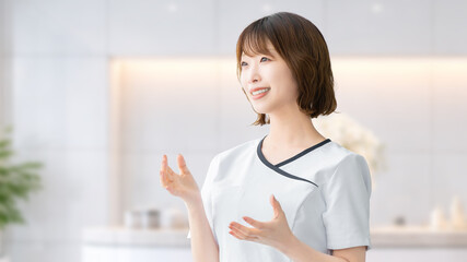 美容サロンで施術内容を説明する女性スタッフ,カウンセリングシーン,...