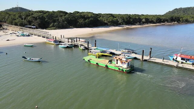Voo de drone sobre Ilha do Mel do lado de Bras&iacute;lia no Litoral do Paran&aacute; no mangue no trapiche de embarca&ccedil;&otilde;es com mar oceano atl&acirc;ntico azul