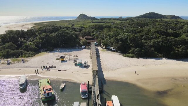 Voo de drone sobre Ilha do Mel do lado de Bras&iacute;lia no Litoral do Paran&aacute; no mangue no trapiche de embarca&ccedil;&otilde;es com mar oceano atl&acirc;ntico azul