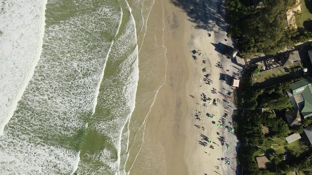 Voo sobre Ilha do Mel no litoral do Paran&aacute; em Parangu&aacute; com mar e c&eacute;u azul na praia de fora na mata atl&acirc;ntica