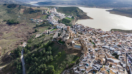 Pueblo y pantano de Izn&aacute;jar