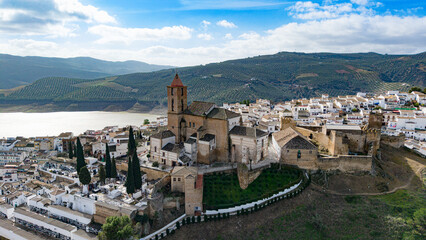 Pueblo y pantano de Izn&aacute;jar
