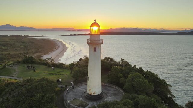 Voo sobre Farol da Conchas na Ilha do Mel no litoral do Paran&aacute; em Paranagu&aacute; ao entardecer p&ocirc;r-do-sol durante da golden hour com c&eacute;u limpo