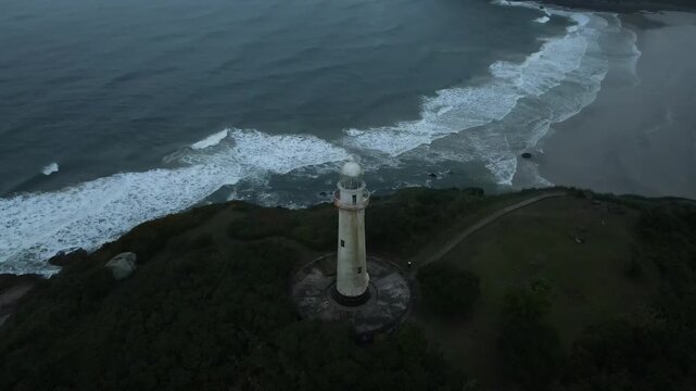 Voo sobre Farol da Conchas na Ilha do Mel no litoral do Paran&aacute; em Paranagu&aacute; ao amanhecer durante da Blue hour ao nascer do sol com neblina e clima dram&aacute;tico