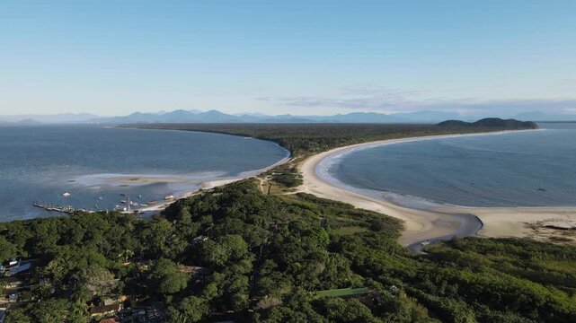 Voo de drone sobre Ilha do Mel no Litoral do Paran&aacute; sobre canal fluvial no mangue na Praia do Istmo Trapiche com mar oceano atl&acirc;ntico azul em Paranagu&aacute;