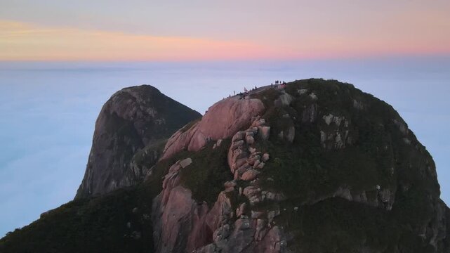Voo ao nascer do sol ao amanhecer sobre Cume do Pico Paran&aacute; na Serra do Ibitiraquire Antonina Ibititati e Uni&atilde;o