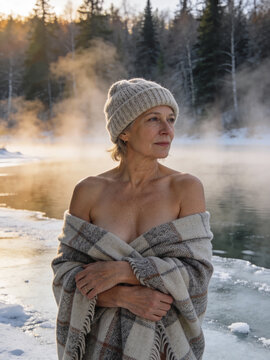 Frau an einem zugefrorenen See im Winter