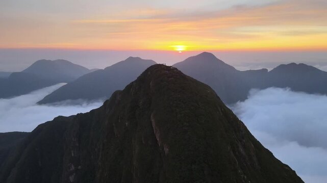 Voo ao nascer do sVoo ao nascer do sol ao amanhecer sobre Cume do Pico Paran&aacute; na Serra do Ibitiraquire Antonina Com Pico Ferrol ao amanhecer sobre Cume do Pico Paran&aacute; na Serra do Ibitiraquire Antonina