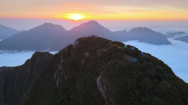 Voo ao nascer do sol ao amanhecer sobre Cume do Pico Paran&aacute; e grupo de montanhistas na Serra do Ibitiraquire Antonina Com Pico Ferraria e mar de nuvens