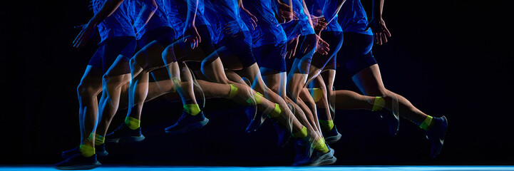 Obraz premium Stroboscopic running stride with layered athlete motion on black background. Concept of speed progression, athletic momentum, performance training, motion analysis, and dynamic sport energy. Banner