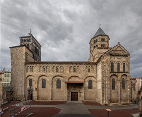 Obraz premium Clermont-Ferrand, France - 10 24 2025: Basilica of Our Lady of the Port. Panoramic view of Restored 12th century Romanesque Catholic basilica adorned with inlaid stone sculptures and mosaics.