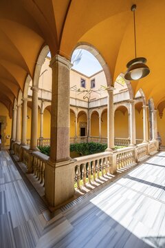Arxiu de la Corona d'Arag&oacute;, Municipal Archive, courtyard with arcades, old town of Barcelona, Catalonia, Spain
