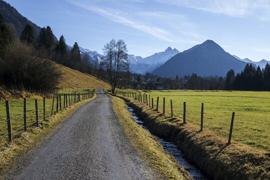 Path between Oberstdorf and Rubi, behind Himmelschrofen and mountains of the Allg&auml;u Alps, Oberallg&auml;u, Allg&auml;u, Bavaria, Germany