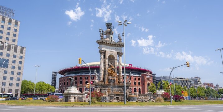 Fountain and shopping centre Arenas de Barcelona, Pla&ccedil;a d'Espanya, Barcelona, Catalonia, Spain