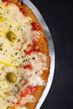 pizza de muzzarella en fondo negro